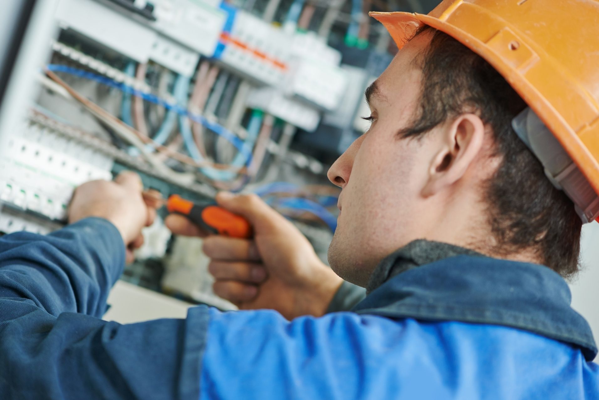 lavorare-come-elettricista-formazione-mansioni-competenze